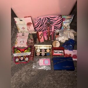 🔥Juicy Couture Luxury Pink Zebra Makeup Bag Gull of Essentials that are awesome